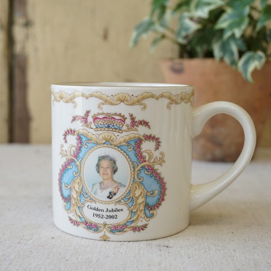 イギリス　ヴィンテージ　コロネーションマグ　マグカップ　エリザベス女王　ゴールデンジュビリー　２００２年　234421 - drop antiques  ドロップアンティークス アンティーク家具と雑貨