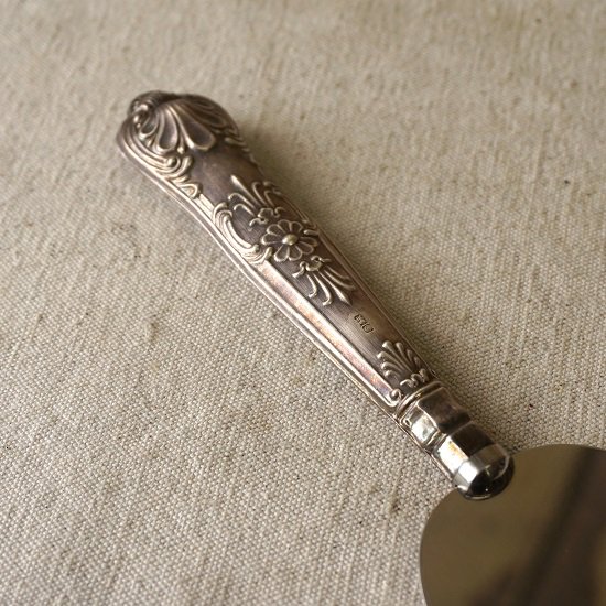 イギリス　ヴィンテージ　ケーキサーバー　純銀ハンドル　ソリッドシルバー　片刃 - drop antiques ドロップアンティークス  アンティーク家具と雑貨