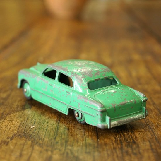 イギリス　ヴィンテージ　ミニカー　DINKY FORD SEDAN - drop antiques ドロップアンティークス アンティーク家具と雑貨