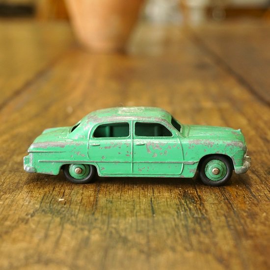 イギリス　ヴィンテージ　ミニカー　DINKY FORD SEDAN - drop antiques ドロップアンティークス アンティーク家具と雑貨