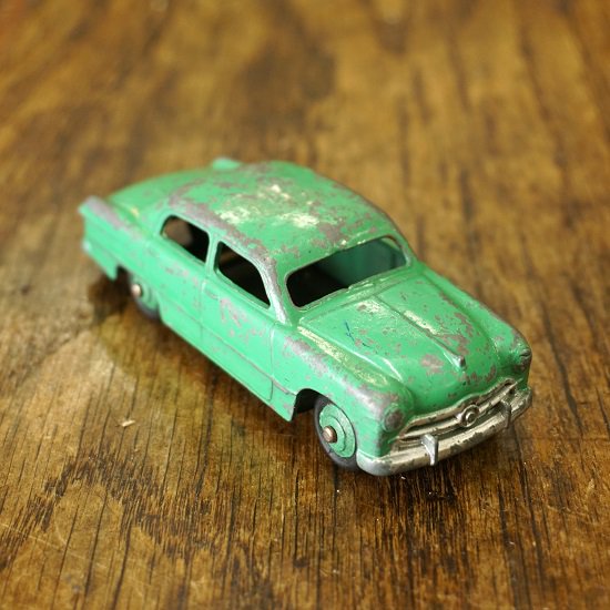 イギリス　ヴィンテージ　ミニカー　DINKY FORD SEDAN - drop antiques ドロップアンティークス アンティーク家具と雑貨