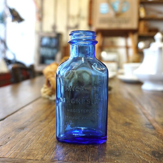 イギリス アンティーク ガラスボトル ブルー系 MILK OF MAGNESIA