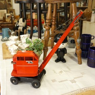 イギリス　ヴィンテージ　玩具　Triang　ブリキ製の赤いクレーン