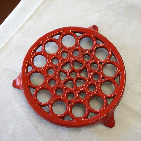 イギリス ヴィンテージ キャストアイアン 鋳鉄製 ホーロー 赤い鍋敷き