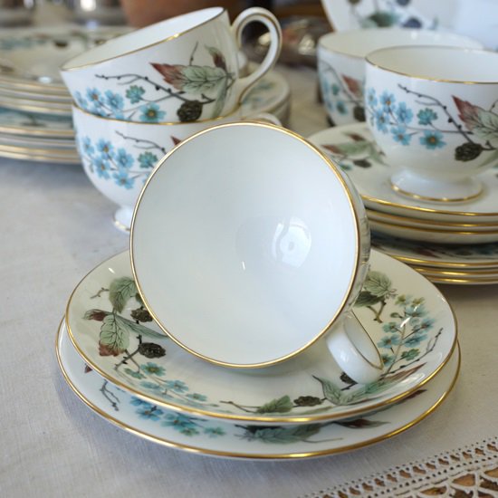 イギリス ヴィンテージ WEDGWOOD ウェッジウッド 【春】 「スプリングモーニング」 トリオ 希少 残り2セット - drop antiques  ドロップアンティークス アンティーク家具と雑貨