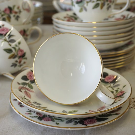 イギリス ヴィンテージ WEDGWOOD ウェッジウッド ハサウェイローズ トリオ 状態良 残り６セット - drop antiques  ドロップアンティークス アンティーク家具と雑貨