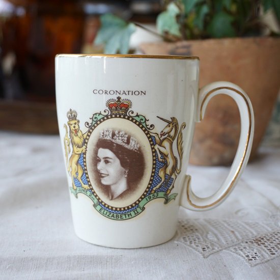 イギリス　アンティーク　コロネーションマグ　１９５３年　エリザベス女王　戴冠記念 - drop antiques ドロップアンティークス  アンティーク家具と雑貨