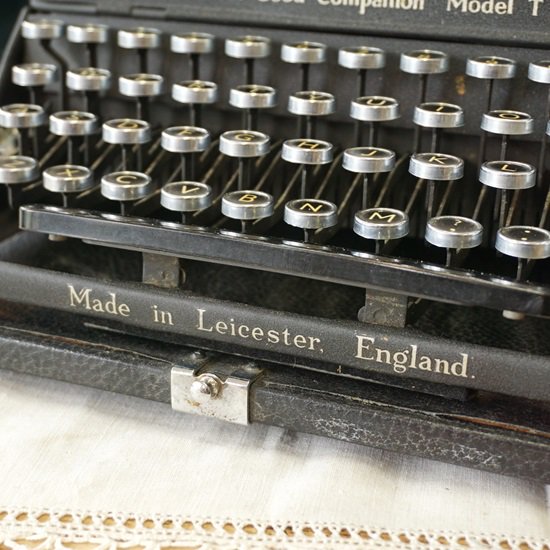 イギリス ヴィンテージ タイプライター Imperial The Good Companion Model T 予備リボン付き - drop  antiques ドロップアンティークス アンティーク家具と雑貨