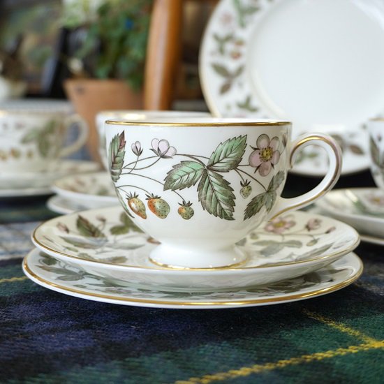 ヴィンテージ　WEDGWOOD　ウェッジウッド　「ストロベリーヒル」　トリオ　希少　極上コンディション　４セット入荷 - drop antiques  ドロップアンティークス アンティーク家具と雑貨