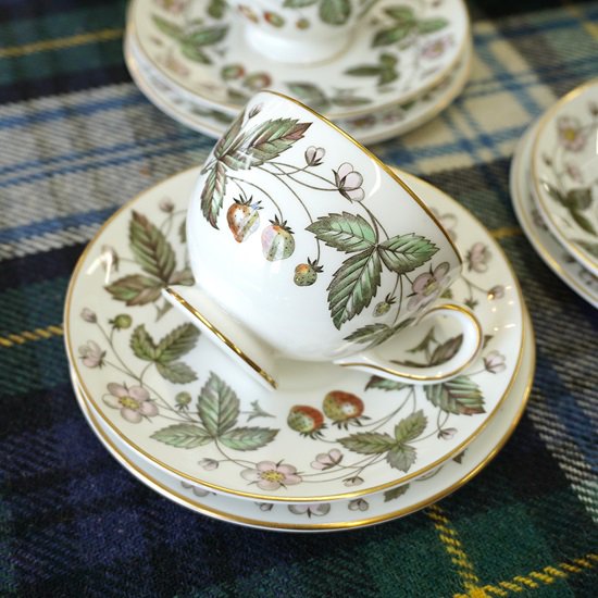 ヴィンテージ　WEDGWOOD　ウェッジウッド　「ストロベリーヒル」　トリオ　希少　極上コンディション　４セット入荷 - drop antiques  ドロップアンティークス アンティーク家具と雑貨