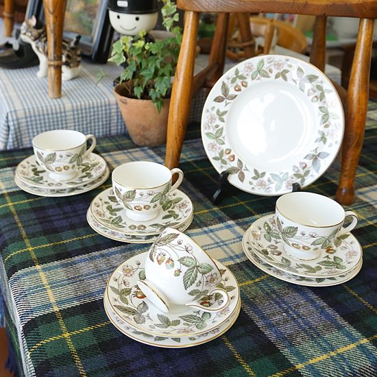 ヴィンテージ　WEDGWOOD　ウェッジウッド　「ストロベリーヒル」　トリオ　希少　極上コンディション　４セット入荷 - drop antiques  ドロップアンティークス アンティーク家具と雑貨