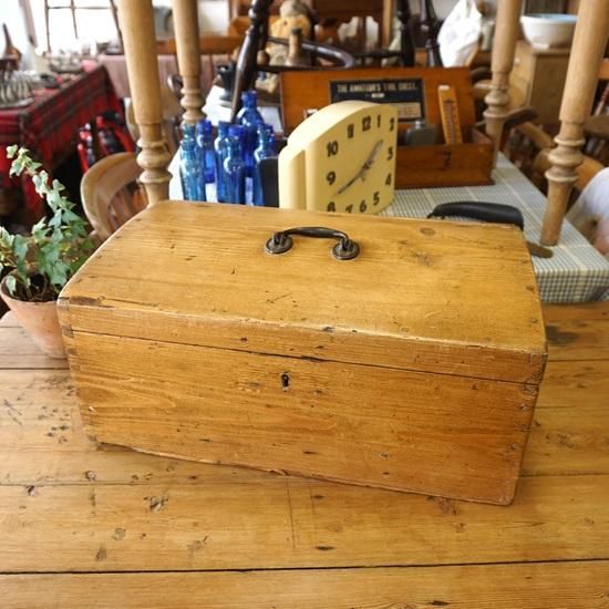 イギリス アンティーク 丁寧な造りのオールドパインの木箱 - drop