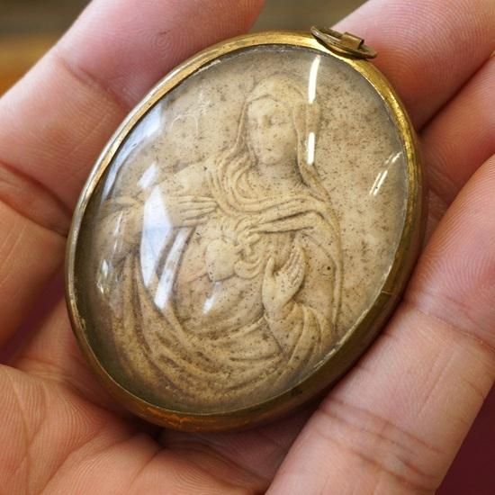 アンティーク　メダイヨン　1800年代　フランス　聖母マリア　石膏　ガラスドーム アンティーク メダイヨン 1800年代 フランス 聖母マリア 石膏