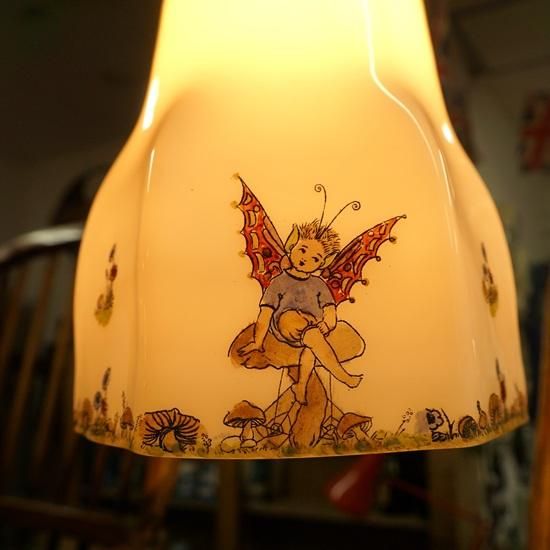 イギリス アンティーク フェアリー（妖精）の絵柄のミルクガラス