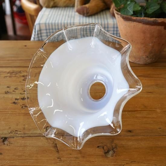 イギリス アンティーク 可愛いフリルのミルクガラス＋オパール