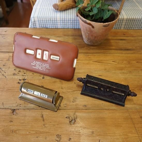 【希少】ヴィンテージ 万年 卓上 デスク カレンダー イギリス製 ダイヤル式 イギリスヴィンテージ 万年カレンダー – Amelie Antique