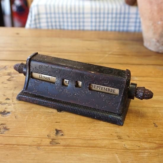 フランスのヴィンテージカレンダー　貴重品 PR-860 ヴィンテージカー2026年版の名入れカレンダーを格安で