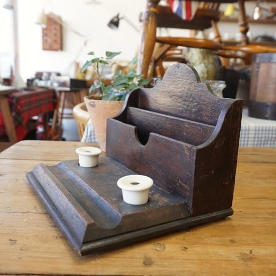 イギリス アンティーク インクポットが付いた古いレターラック - drop