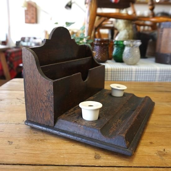 イギリス アンティーク インクポットが付いた古いレターラック - drop