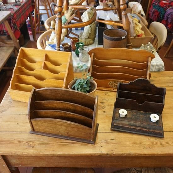 イギリス アンティーク インクポットが付いた古いレターラック - drop