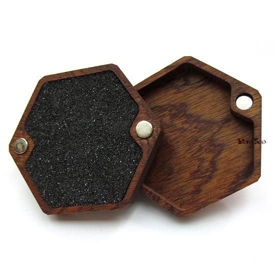 マホガニーと思われる木箱に入ったトランプと、サイコロと、ドミノダイスと思われる物 マホガニーと思われる木箱に入ったトランプと、サイコロと