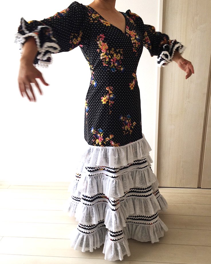 Hp496 黒 花柄 白フリルワンピース Lopez De Santosデザイン フラメンコ衣装のマンサニージャ Manzanilla