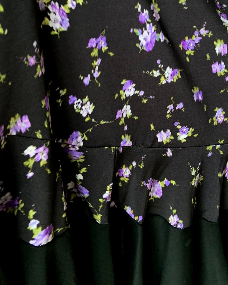 hp612　黒×紫小花柄　ストレッチワンピース - フラメンコ衣装のマンサニージャ［Manzanilla］