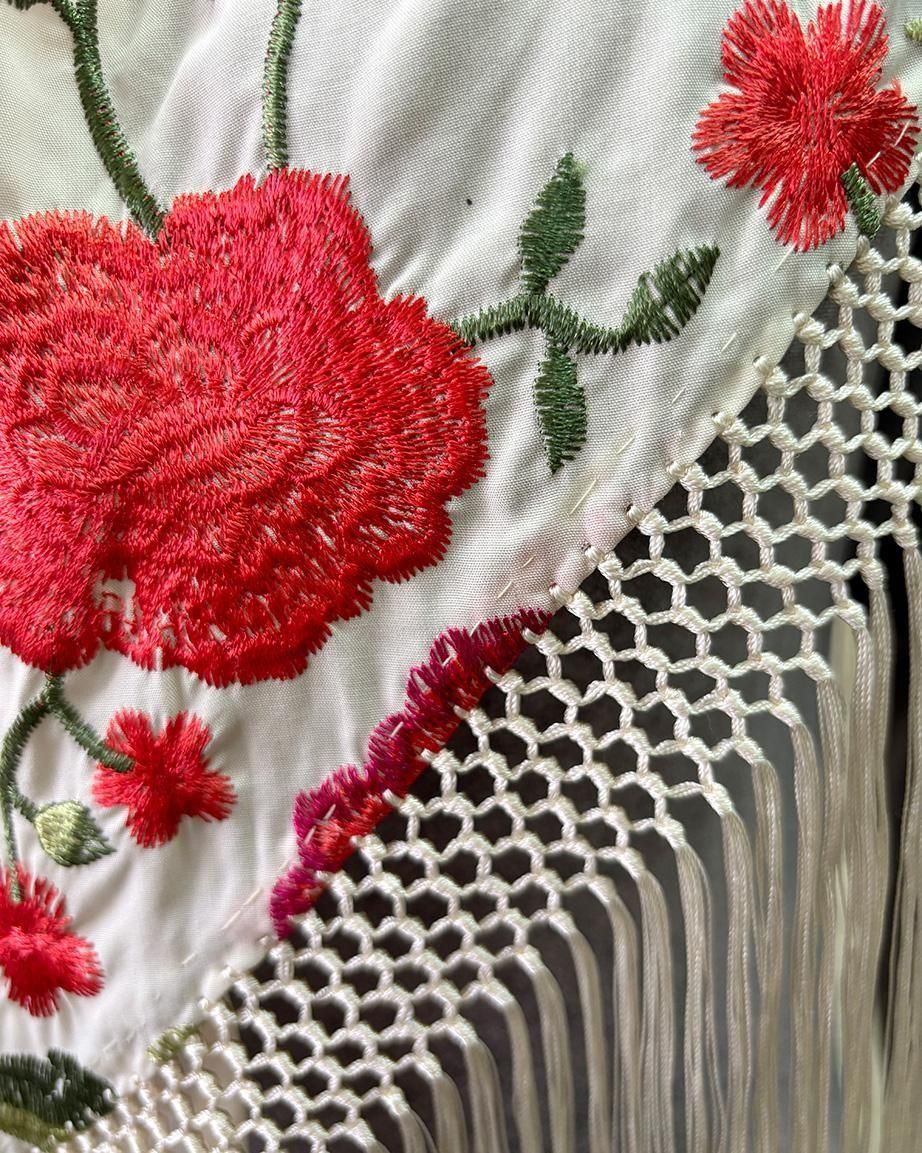 hpc346シージョ 白×赤系花柄刺しゅう - フラメンコ衣装のマン