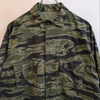 <img class='new_mark_img1' src='https://img.shop-pro.jp/img/new/icons1.gif' style='border:none;display:inline;margin:0px;padding:0px;width:auto;' />1960s  us military / vietnam tiger camouflage  shirts jacket . size large .