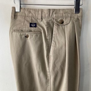 <img class='new_mark_img1' src='https://img.shop-pro.jp/img/new/icons1.gif' style='border:none;display:inline;margin:0px;padding:0px;width:auto;' />1990s  Dockers  all cotton loose fit two tuck chino slacks . made in usa . size 32 x 29 .