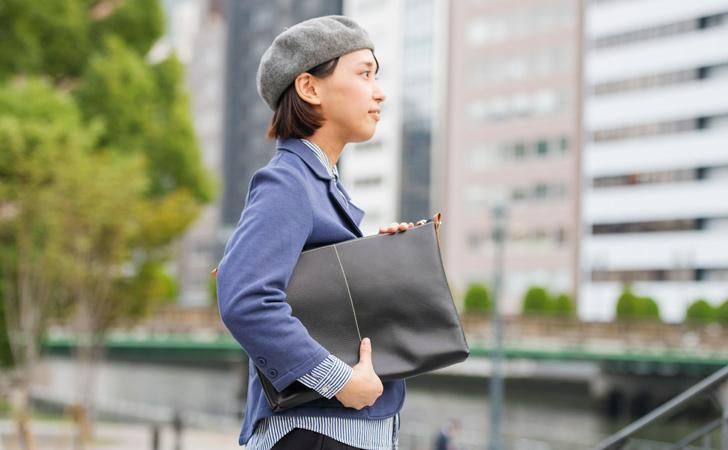 タブレットが入るシンプルな本革トートバッグ。通勤や旅行におすすめ | moe