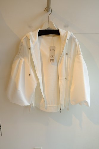 blancvert (ブランベール) ボリューム袖ジップアップパーカー - 東京・目白と自由が丘にあるセレクトショップ「シマーク」
