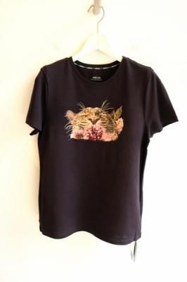 <img class='new_mark_img1' src='https://img.shop-pro.jp/img/new/icons1.gif' style='border:none;display:inline;margin:0px;padding:0px;width:auto;' />MARCCAIN (マークケイン) ヒョウ柄×フラワーカットソー