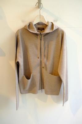 <img class='new_mark_img1' src='https://img.shop-pro.jp/img/new/icons1.gif' style='border:none;display:inline;margin:0px;padding:0px;width:auto;' />FAVEUR(ファブール) イアリア糸使用 フード付きニットブルゾン