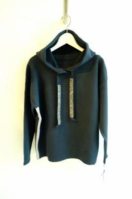 <img class='new_mark_img1' src='https://img.shop-pro.jp/img/new/icons1.gif' style='border:none;display:inline;margin:0px;padding:0px;width:auto;' />ビジュー付きニットパーカー