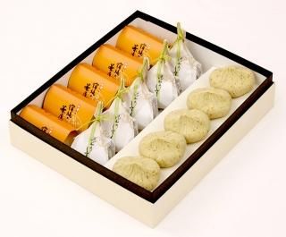 栗きんとんをめしあがれ！ 全国区ではないけれど地元じゃ有名。 自社栗