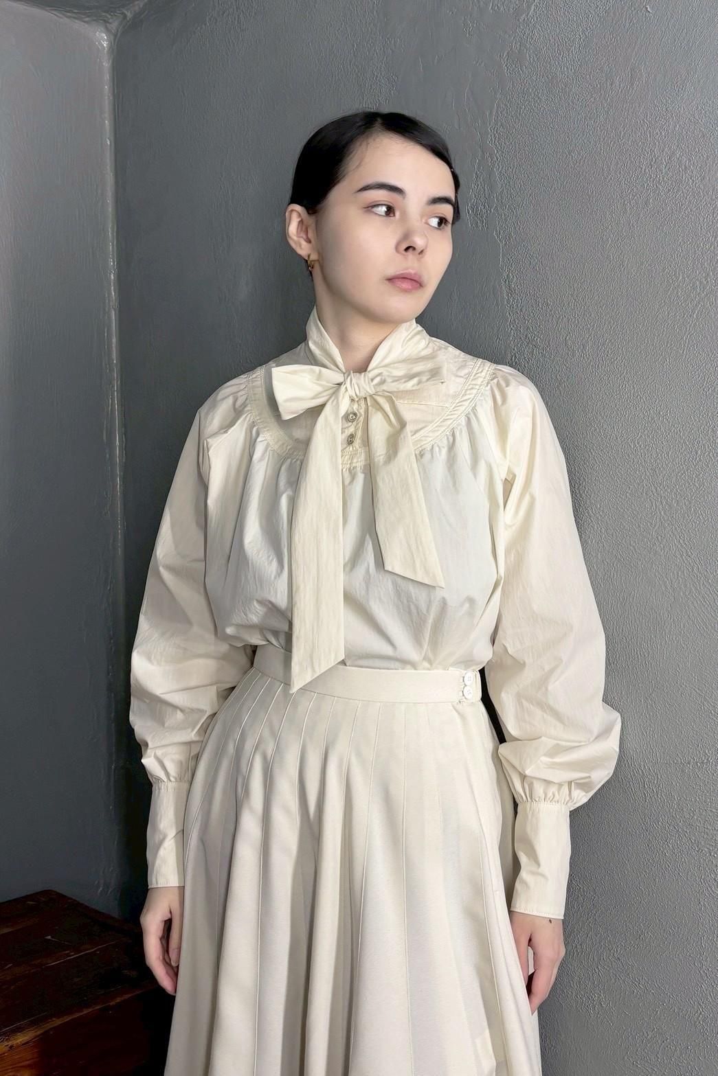 <img class='new_mark_img1' src='https://img.shop-pro.jp/img/new/icons5.gif' style='border:none;display:inline;margin:0px;padding:0px;width:auto;' />BOW TIE BLOUSE(Off white)