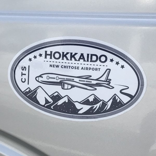 新千歳空港　ステッカー（オーバル） - キラキラ北海道 - KIRAKIRA HOKKAIDO ONLINE SHOP