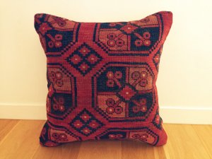  ᥤ åOld rug Cushion - Vintage)