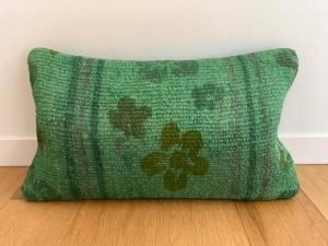  ᥤ åOld Rug Cushion - Vintage)