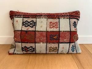  ᥤ åOld Kilim Cushion - Vintage)