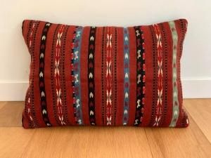  ᥤ åOld Kilim Cushion - Vintage)