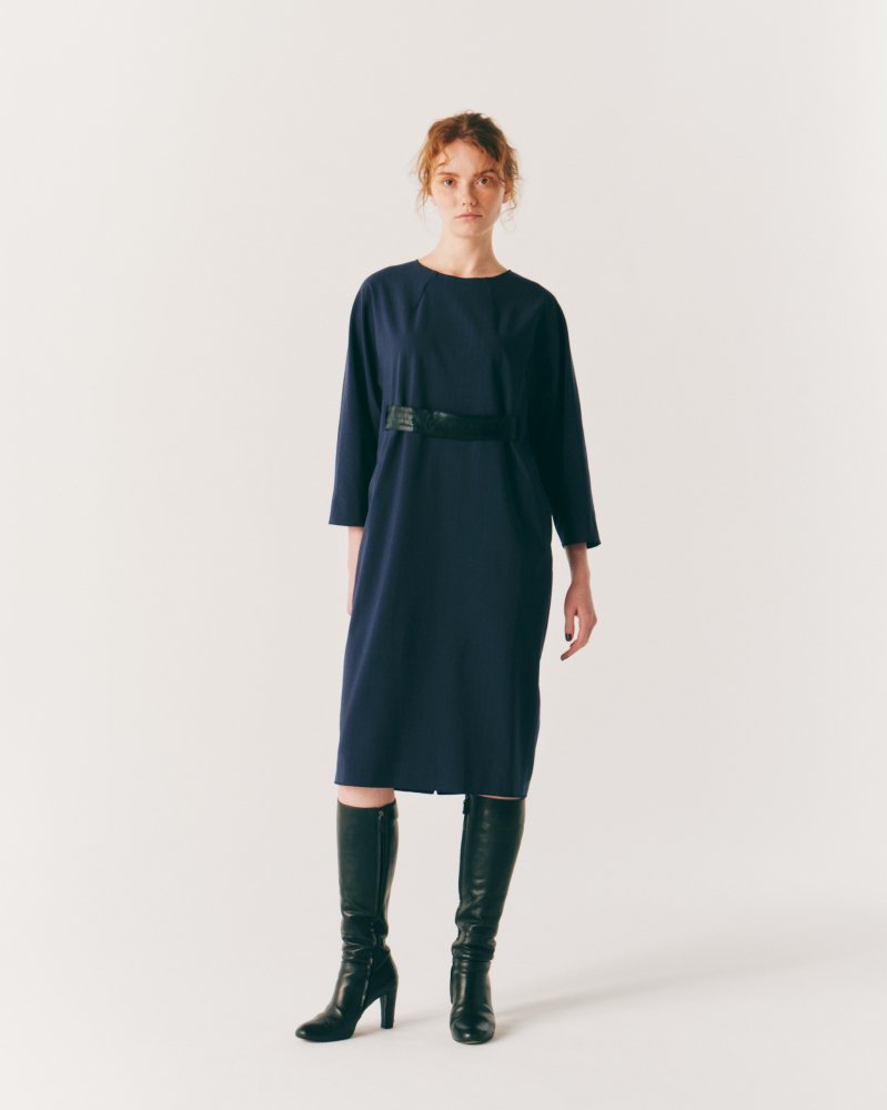 <img class='new_mark_img1' src='https://img.shop-pro.jp/img/new/icons5.gif' style='border:none;display:inline;margin:0px;padding:0px;width:auto;' />CHALK ST IN BELTED DOLMAN DRESS