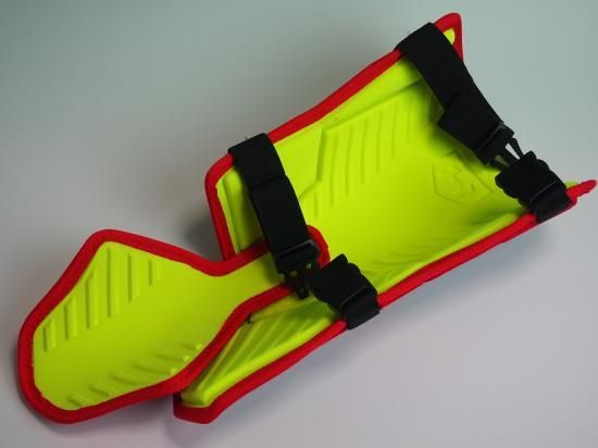 ○Under Armour アンダーアーマー黒赤○レッグガード 右打者用
