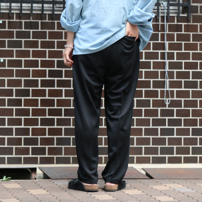 FARAH｜ファーラー｜TWO-TUCK WIDE TAPERED PANTS - JERSEY｜公式通販