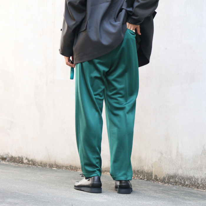 FARAH｜ファーラー｜TWO-TUCK WIDE TAPERED PANTS - JERSEY｜公式通販