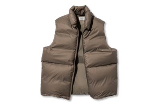 <img class='new_mark_img1' src='https://img.shop-pro.jp/img/new/icons47.gif' style='border:none;display:inline;margin:0px;padding:0px;width:auto;' />Unlikely SIMPLE DOWN VEST