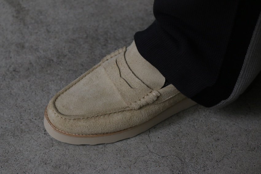 YOGI FOOTWEAR｜ヨギーフットウェア｜RUDY II SUEDE LOAFER ON EVA - HAIRY SAND｜公式通販｜RAY  COAL｜