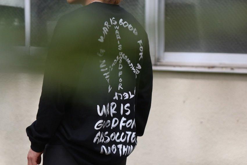 REMI RELIEFXHUG O WaRコラボクルーネックトレーナー Hug O War - REMI RELIEF × HUG O WaRコラボT-sh（PAWSOME）の