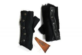 <img class='new_mark_img1' src='https://img.shop-pro.jp/img/new/icons47.gif' style='border:none;display:inline;margin:0px;padding:0px;width:auto;' />GOOD KARMA DEVELOPMENT REVERSIBLE MOUTON GLOVES 